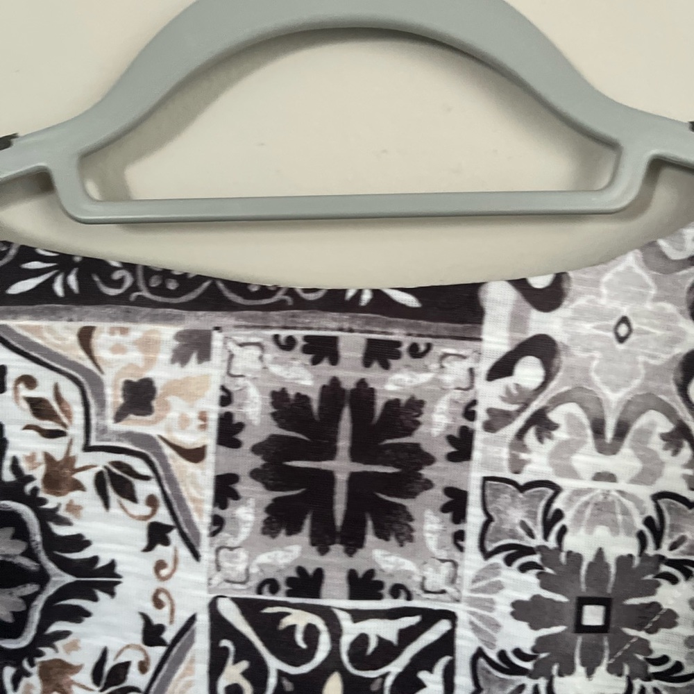 Like New Black /White Paisley Top-Medium - Picture 4 of 6